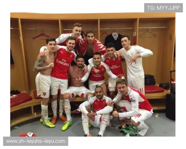 英超球员合照集锦：更衣室与比赛现场集体照